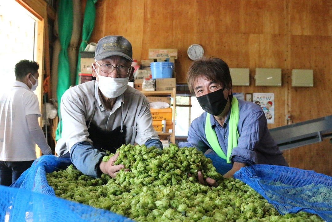 サンクトガーレン、とれたてホップ仕込みビール「フレッシュホップIPA」を2022年9月8日より限定発売。今夏、ホップ豊作でビールにも過去最高量を使用のサブ画像13_ホップ農家の浅川さん(左)とサンクトガーレン岩本(右)