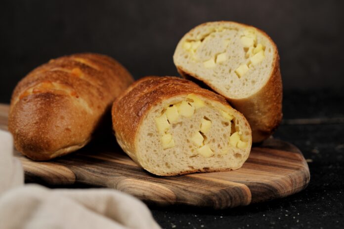 【11/25～3日間限定でチーズフランスが30円引き！】京都発の老舗ベーカリー「グランディール」にて、ワインのお供にもおすすめな「チーズフランス　ハーフ」がお買い得な「グランフェスタ」を開催のメイン画像