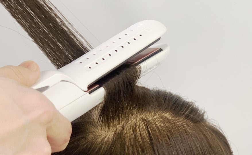 髪のボリューム不足に悩む方へ、ヘアアイロンを使って簡単にボリュームアップできる方法をご紹介！のサブ画像2