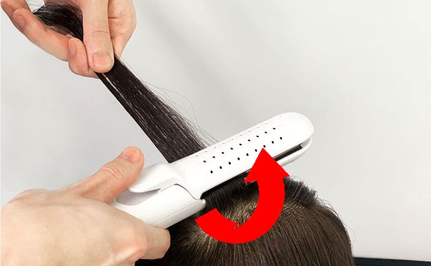 髪のボリューム不足に悩む方へ、ヘアアイロンを使って簡単にボリュームアップできる方法をご紹介！のサブ画像4