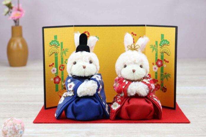【期間限定】今年の干支「うさぎのパワーで幸せ運ぶ、うさぎのお雛様キャンペーン」。春を感じる季節飾りとしてもおすすめ。見て触れて心が和む、やわらかなぬいぐるみのお雛様。期間限定15％OFF。のメイン画像