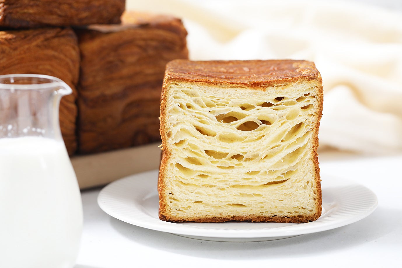 【創業21周年を機に、しっとり感が際立つデニッシュ食パンが登場！】「ハートブレッドアンティーク」より、48層仕立ての『幸せ重なるミルフィーユミルク食パン』が7月1日より新発売！のサブ画像2