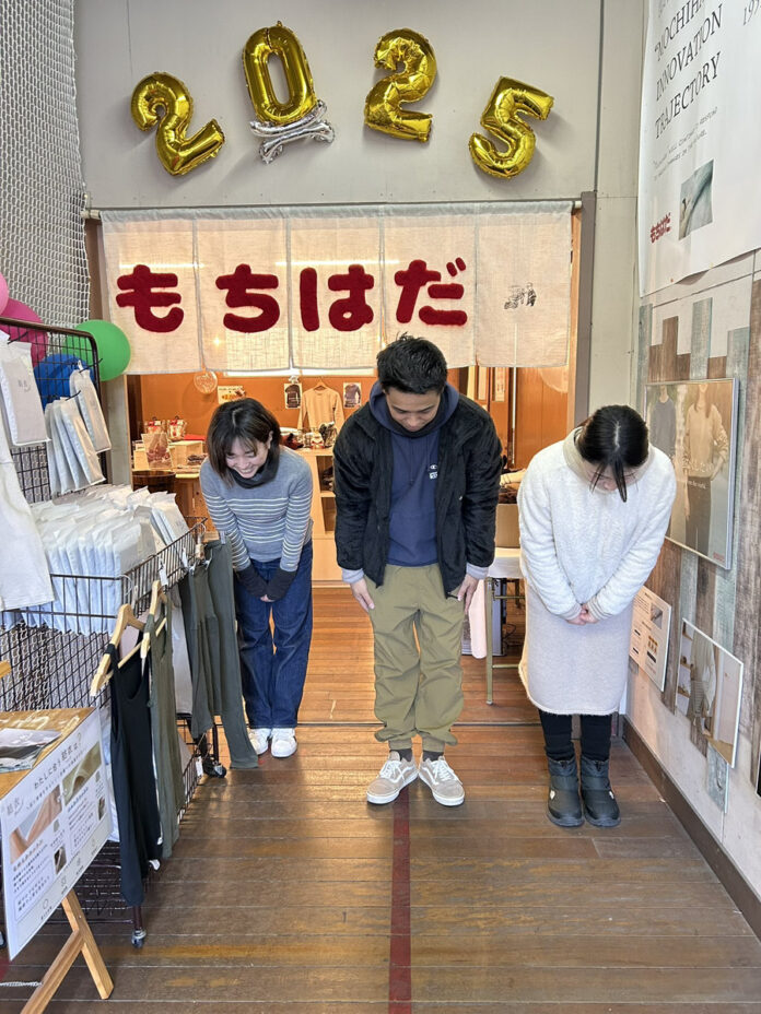 【それはまるで着る暖房】あたたかさを肌で感じてもらいたい。「新年もちはだ朝市」を1月18日に開催、300人来客のメイン画像