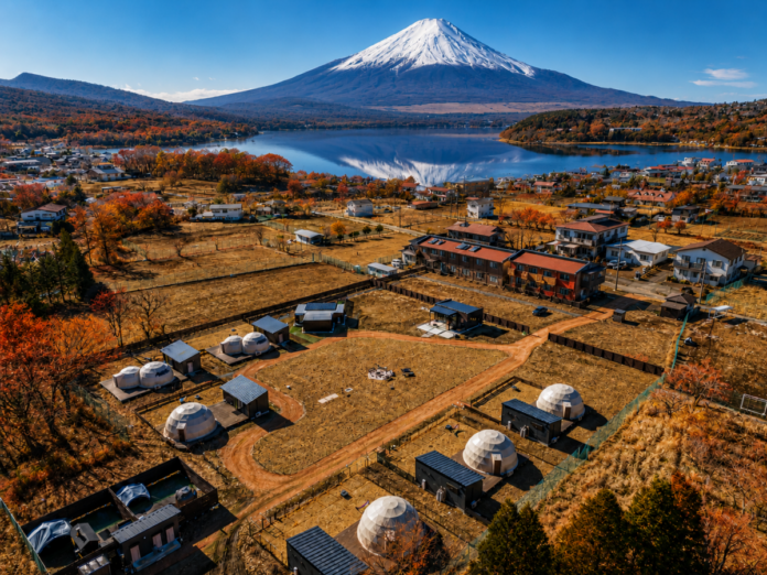 【秋の富士山×絶景グランピング】山中湖の「全室富士山ビューグランピングヴィレッジ TOTONOI」が秋限定のお得な旅行プランを販売開始！学割最大30%OFF＆小学生以下無料の2大キャンペーンのメイン画像